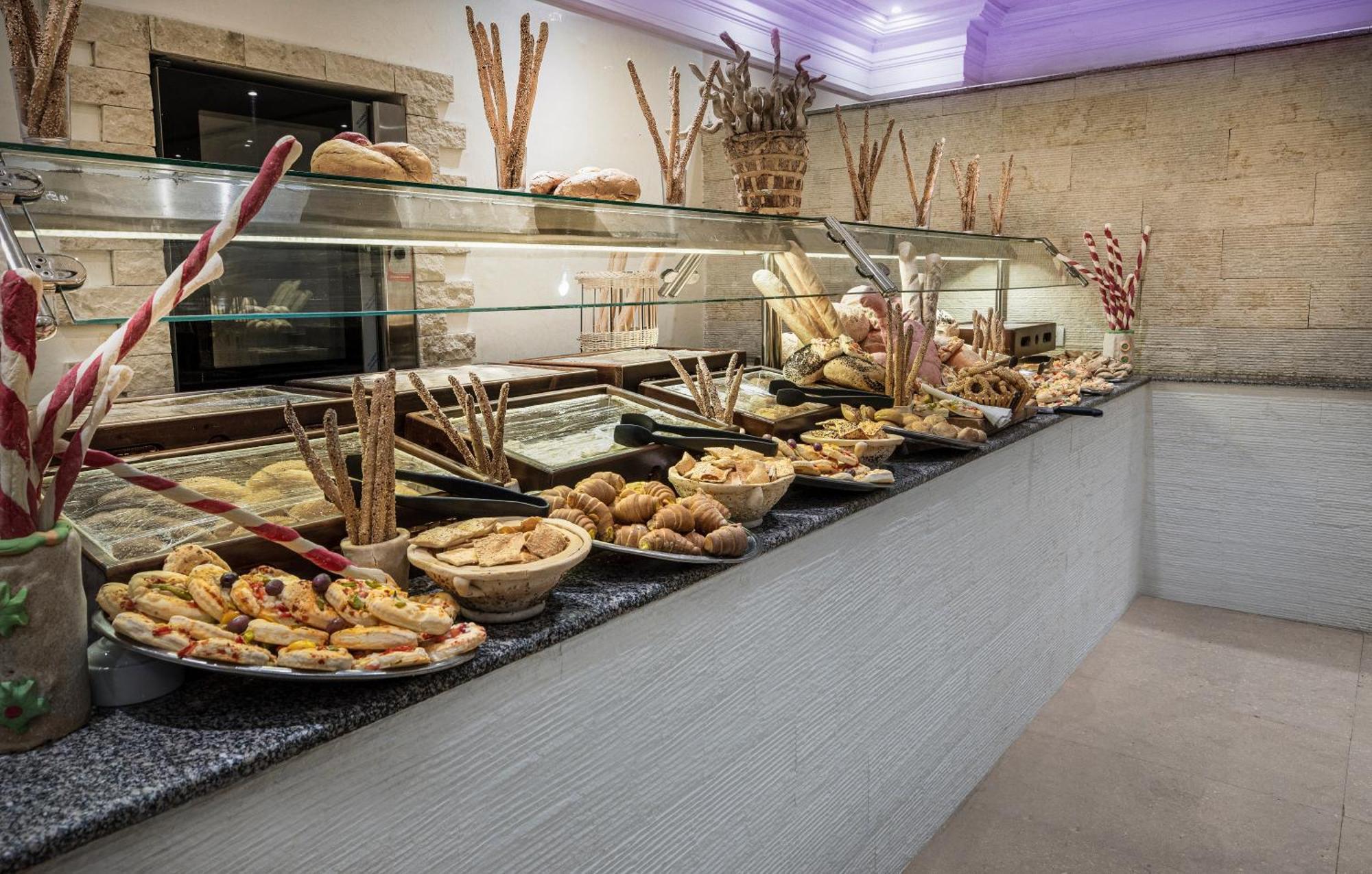 Pyramisa Beach Resort Sahl Hasheesh Hurghada Exterior photo A buffet at a hotel