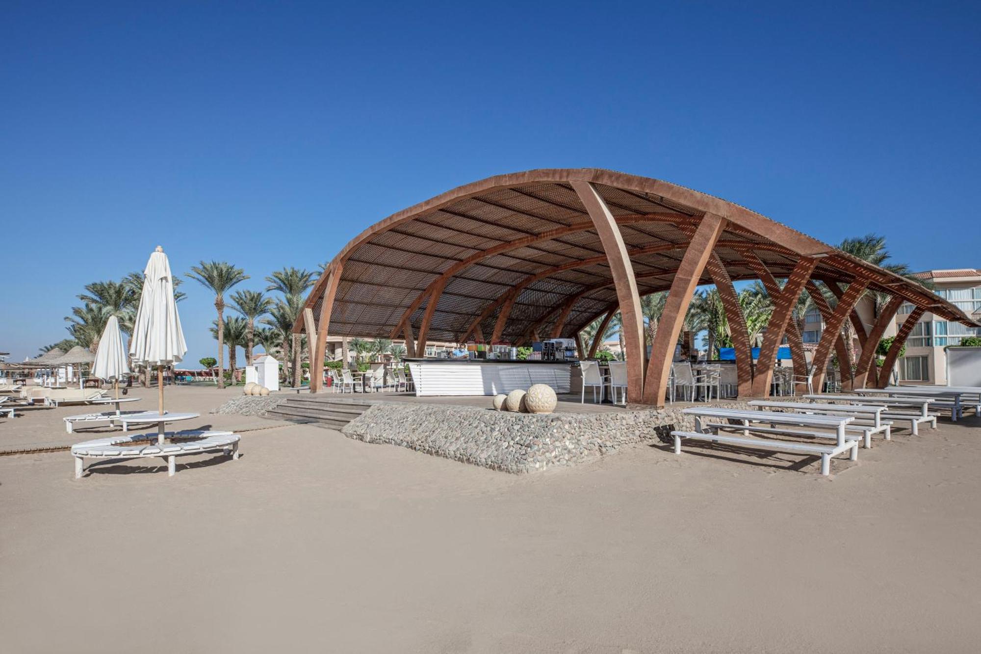 Pyramisa Beach Resort Sahl Hasheesh Hurghada Exterior photo The beach at the resort