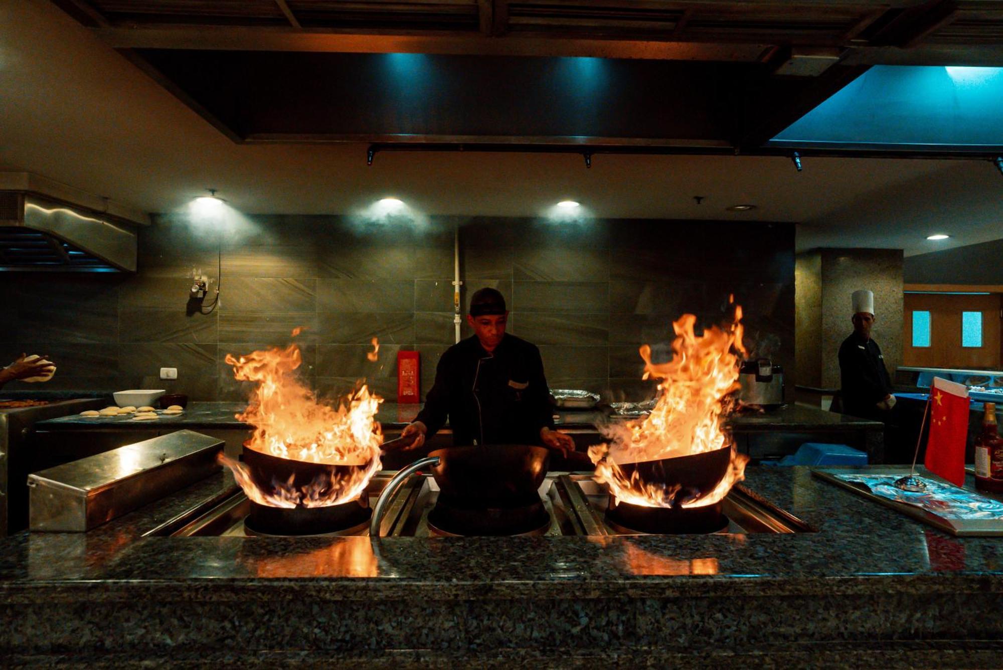 Pyramisa Beach Resort Sahl Hasheesh Hurghada Exterior photo A chef cooking with a wok